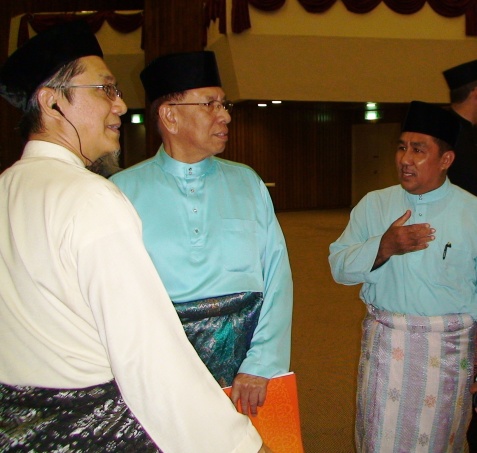 My father, A. Karim Omar (L) is greeting the President of Dewan Negara, H. E. Tan Sri Abu Zahar Ujang (M) as he reaches the stage to officiate the event. On the right is Uztaz Razali Sahabuddin.