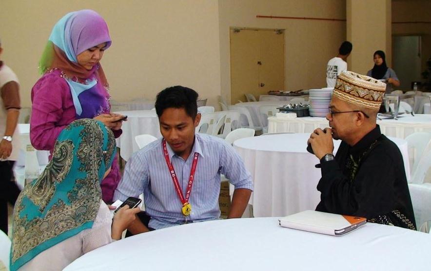 Uncle and aunties from AntaraPos interviewing Uncle Dato' Zulkifli Noordin.