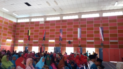The mistakes in the design of the vertical district flags of Muar, Batu Pahat, Kluang, Mersing and Kota Tinggi flags at Felda Bukit Ramun in Kota Tinggi, Johor.