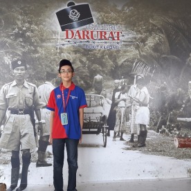 Di belakang saya ialah gambar suasana di Bukit Kepong pada sekitar tahun 1950.