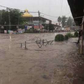 SEBAHAGIAN kawasan di Kampung Melayu Ampang berlaku banjir kilat berikutan hujan lebat sejak pukul 4.30 petang tadi di sekitar Lembah Klang. - Gambar ihsan Utusan Online