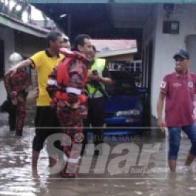 Keadaan banjir kilat di Kampung Datuk Keramat di ibu negara petang tadi. (Gambar ihsan Sinar Harian)